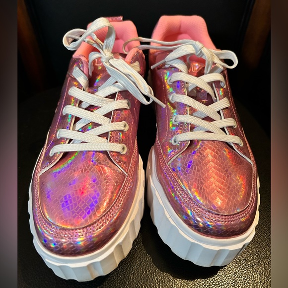 Pink holographic FILA platform sneakers - Picture 1 of 5